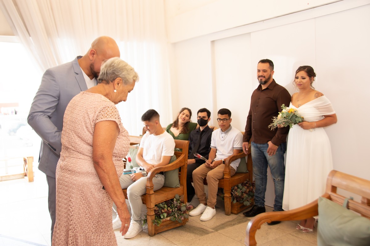 Entrada do noiva com a mãe na sala do Cartório Colorado