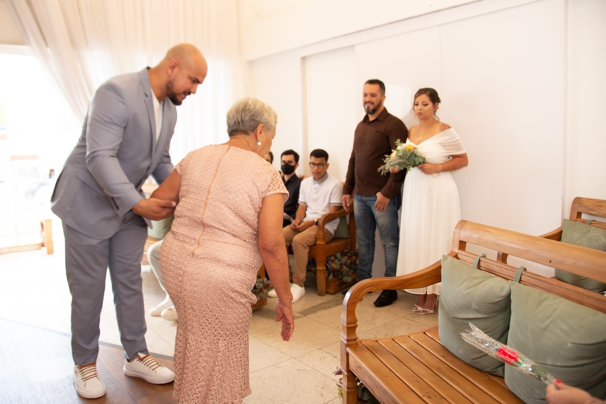 Entrada do noiva com a mãe na sala do Cartório Colorado