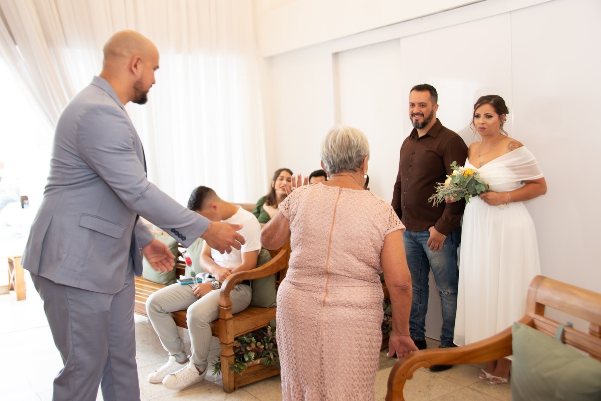 Entrada do noiva com a mãe na sala do Cartório Colorado