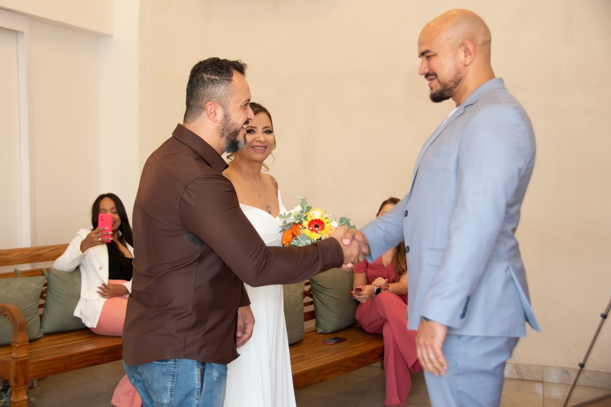 A noiva fez a entrada com o seu irmaos na sala de casamentos do cartório Colorado