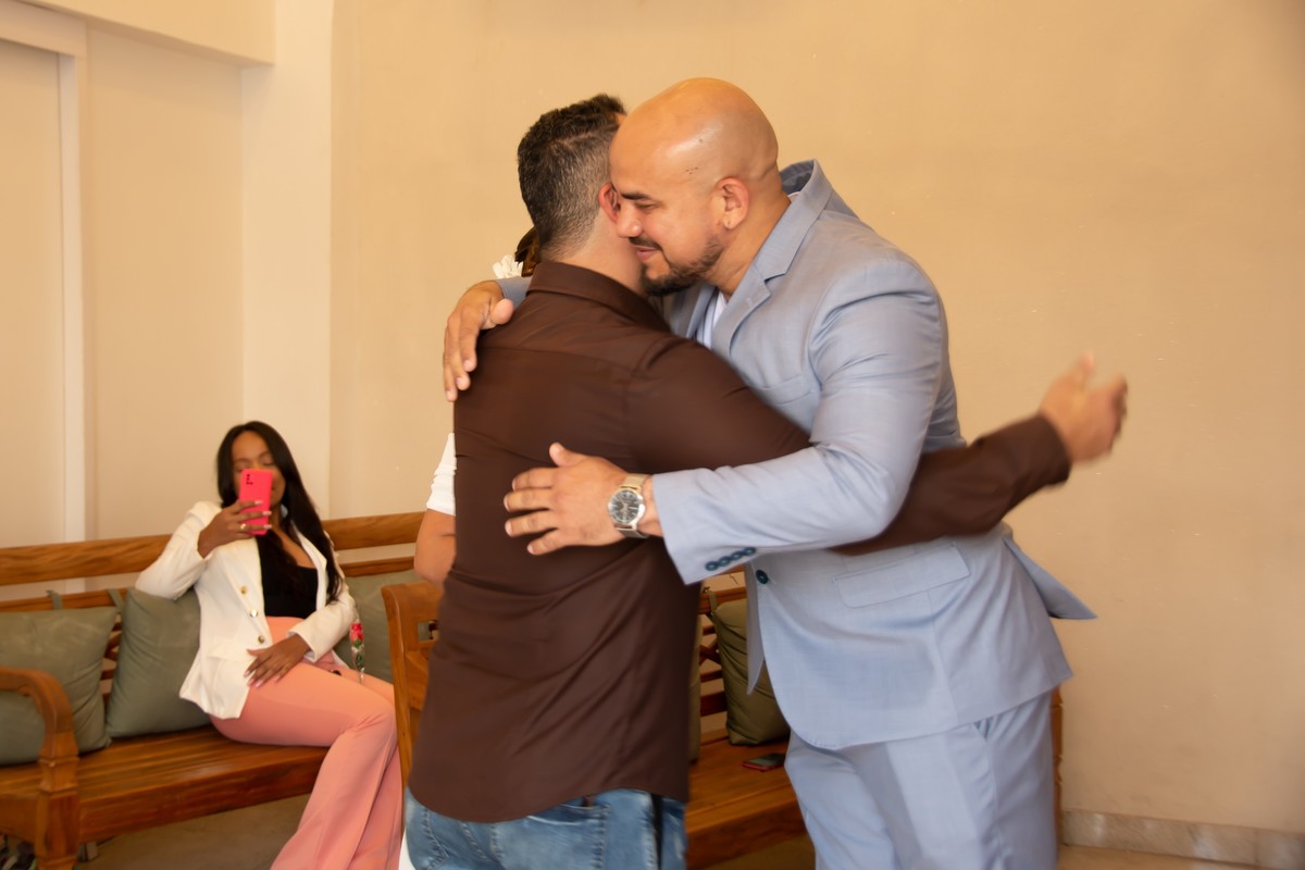 A noiva fez a entrada com o seu irmaos na sala de casamentos do cartório Colorado