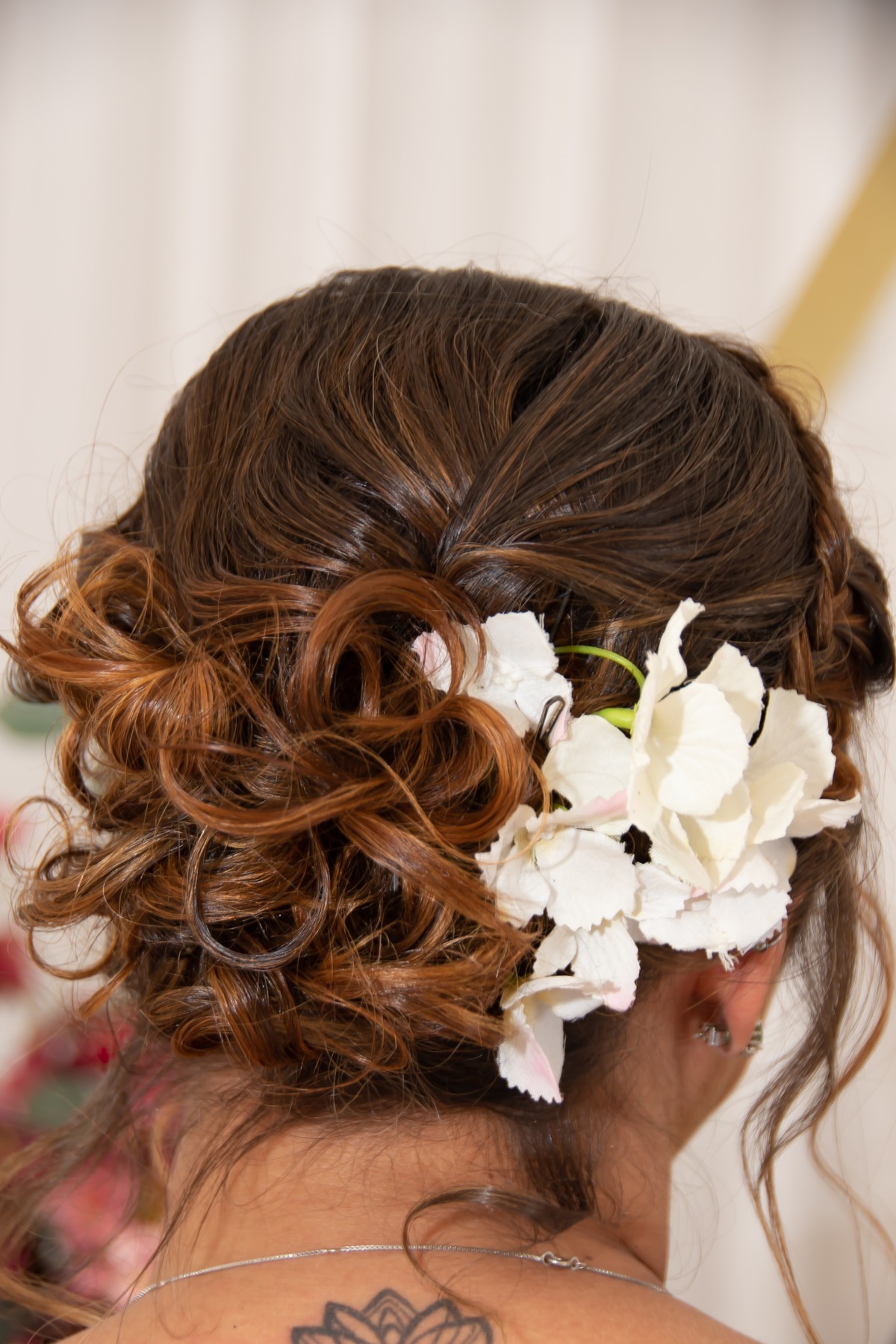 Aqui fiz fotos de detalhes da noiva dos acessórios que ela usou nos cabelos e vestido