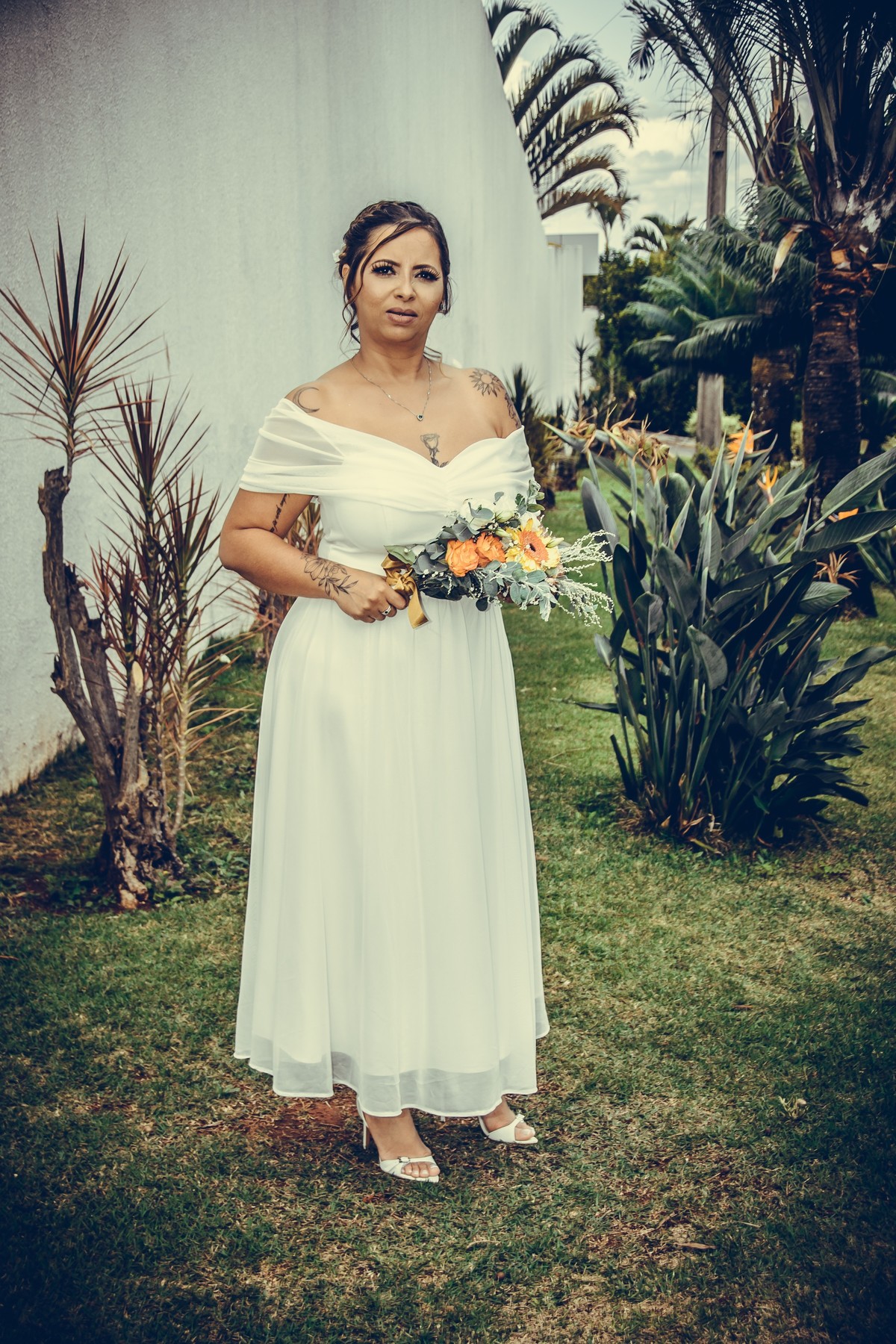 No fundo do cartório tem um pequeno jardim eu  continuei fazendo o  street wedding  
