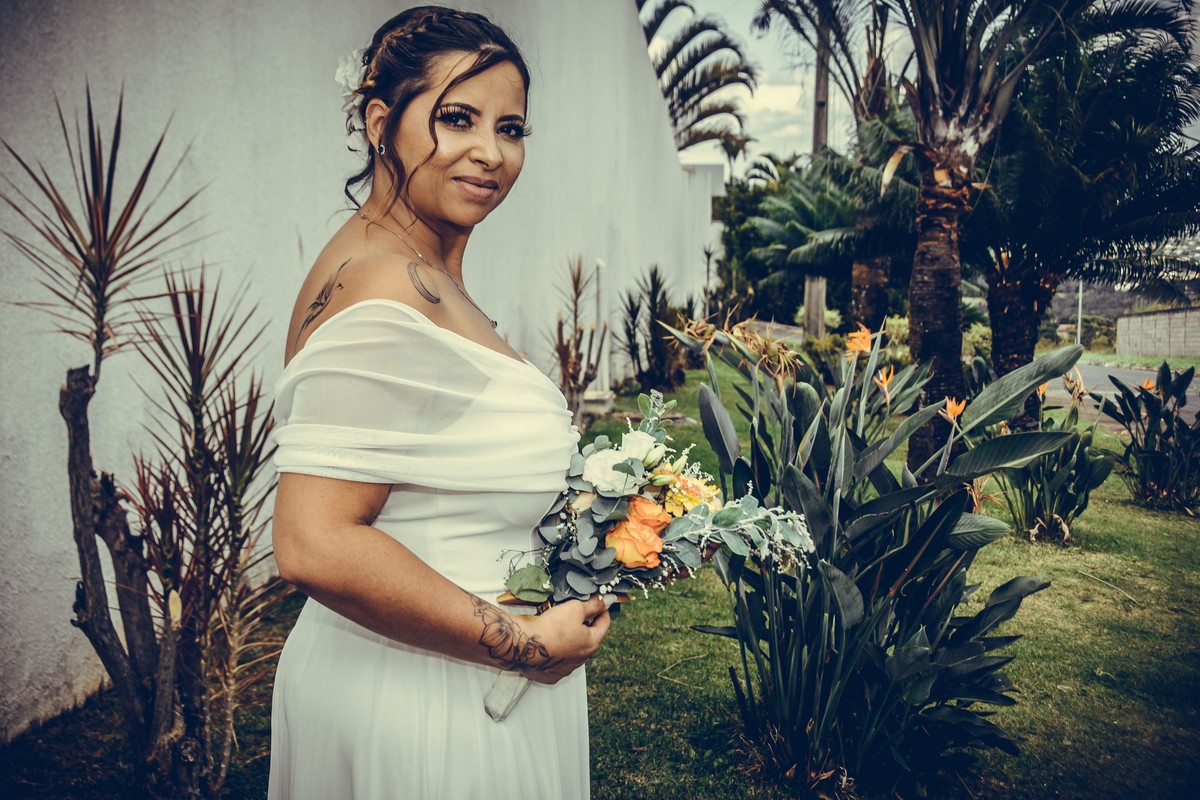 No fundo do cartório tem um pequeno jardim eu  continuei fazendo o  street wedding  