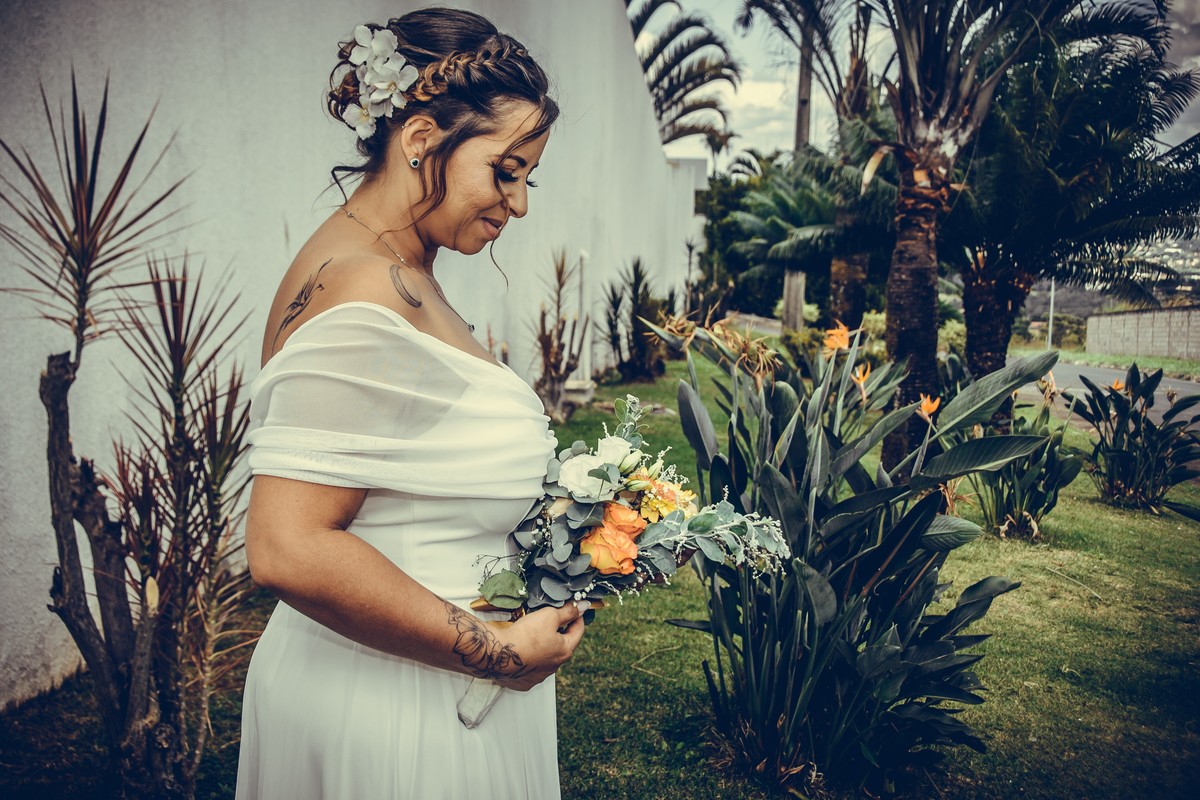 No fundo do cartório tem um pequeno jardim eu  continuei fazendo o  street wedding  