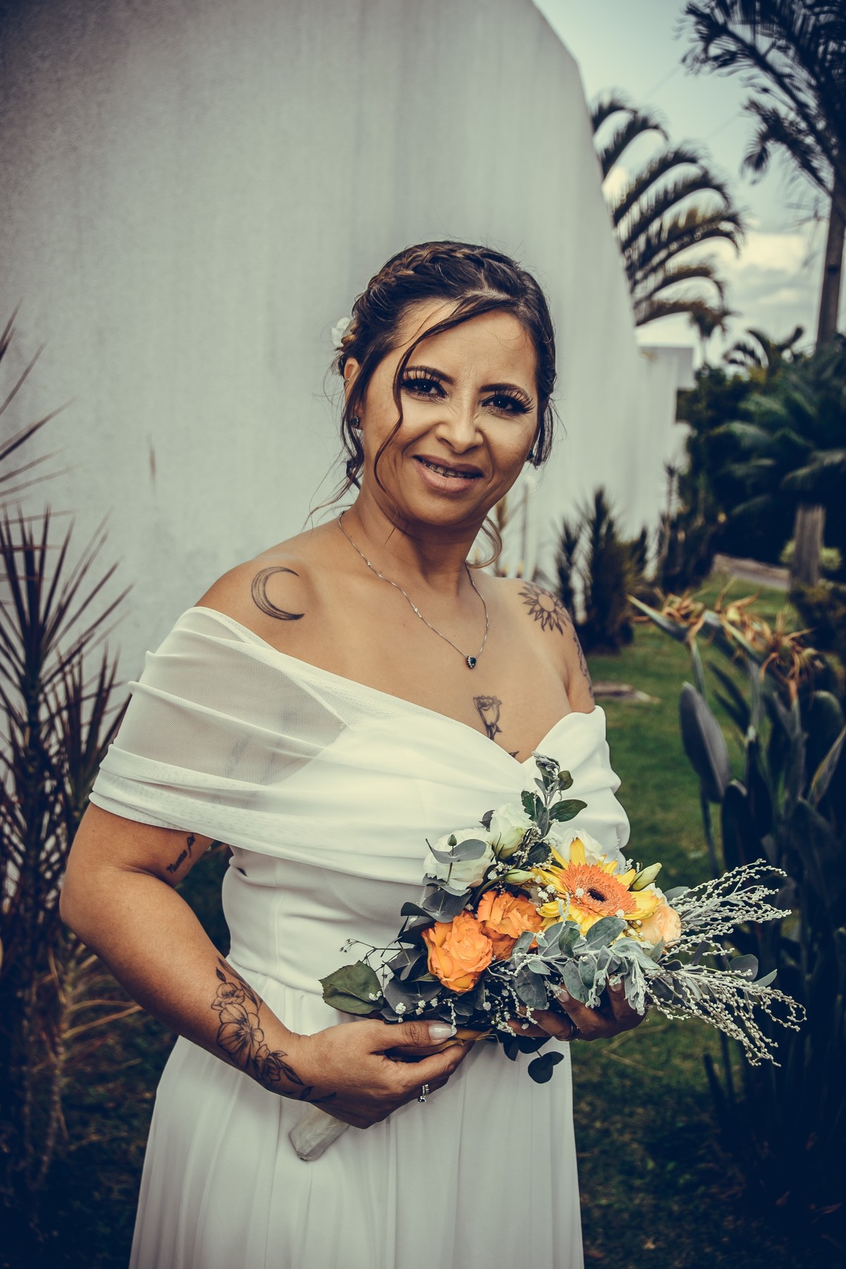 No fundo do cartório tem um pequeno jardim eu  continuei fazendo o  street wedding  