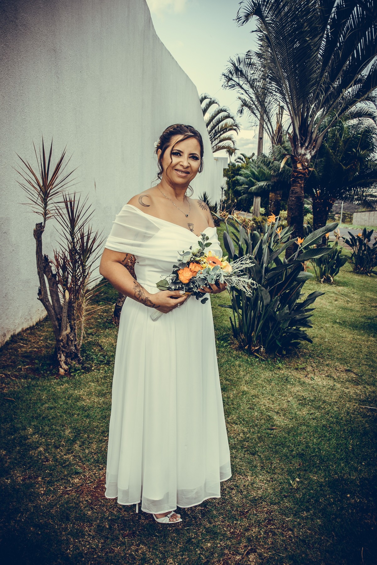 No fundo do cartório tem um pequeno jardim eu  continuei fazendo o  street wedding  