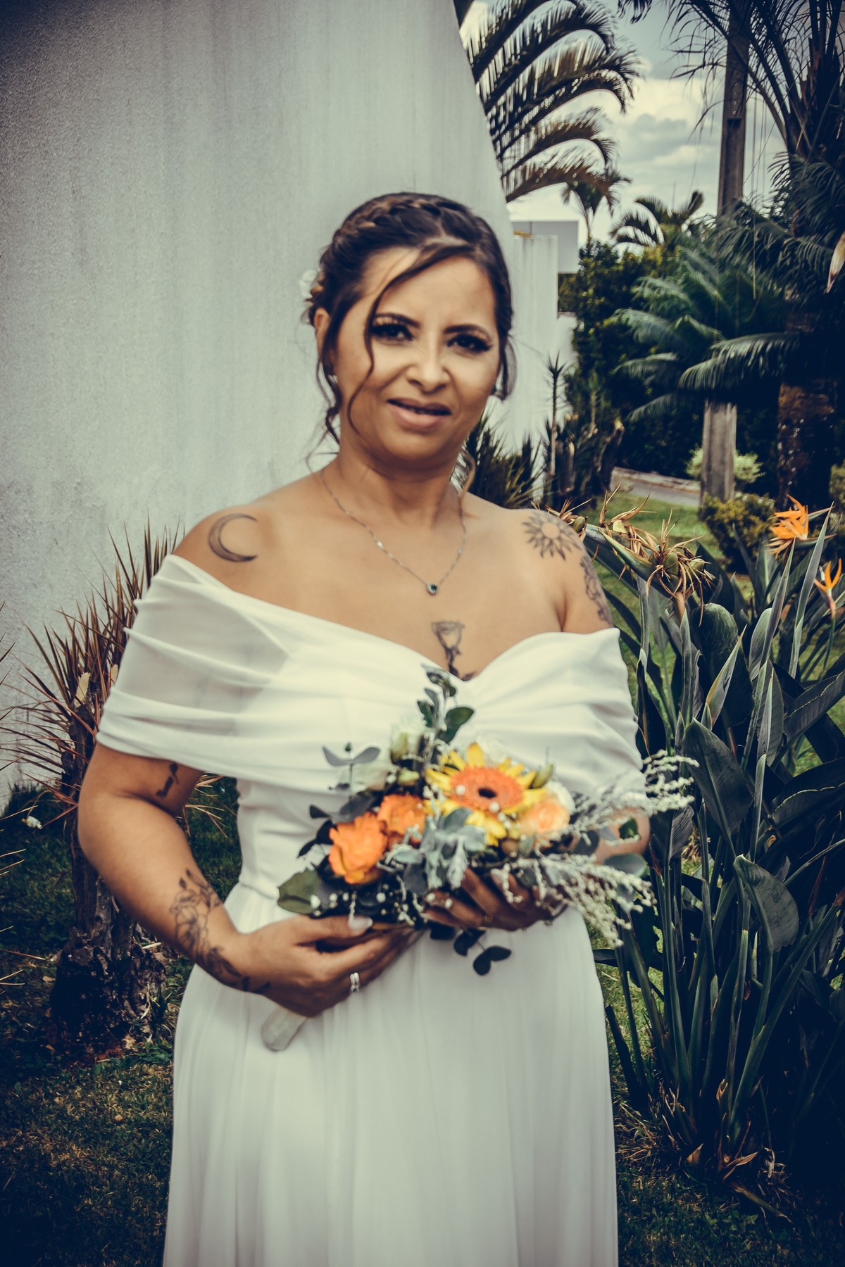 No fundo do cartório tem um pequeno jardim eu  continuei fazendo o  street wedding  