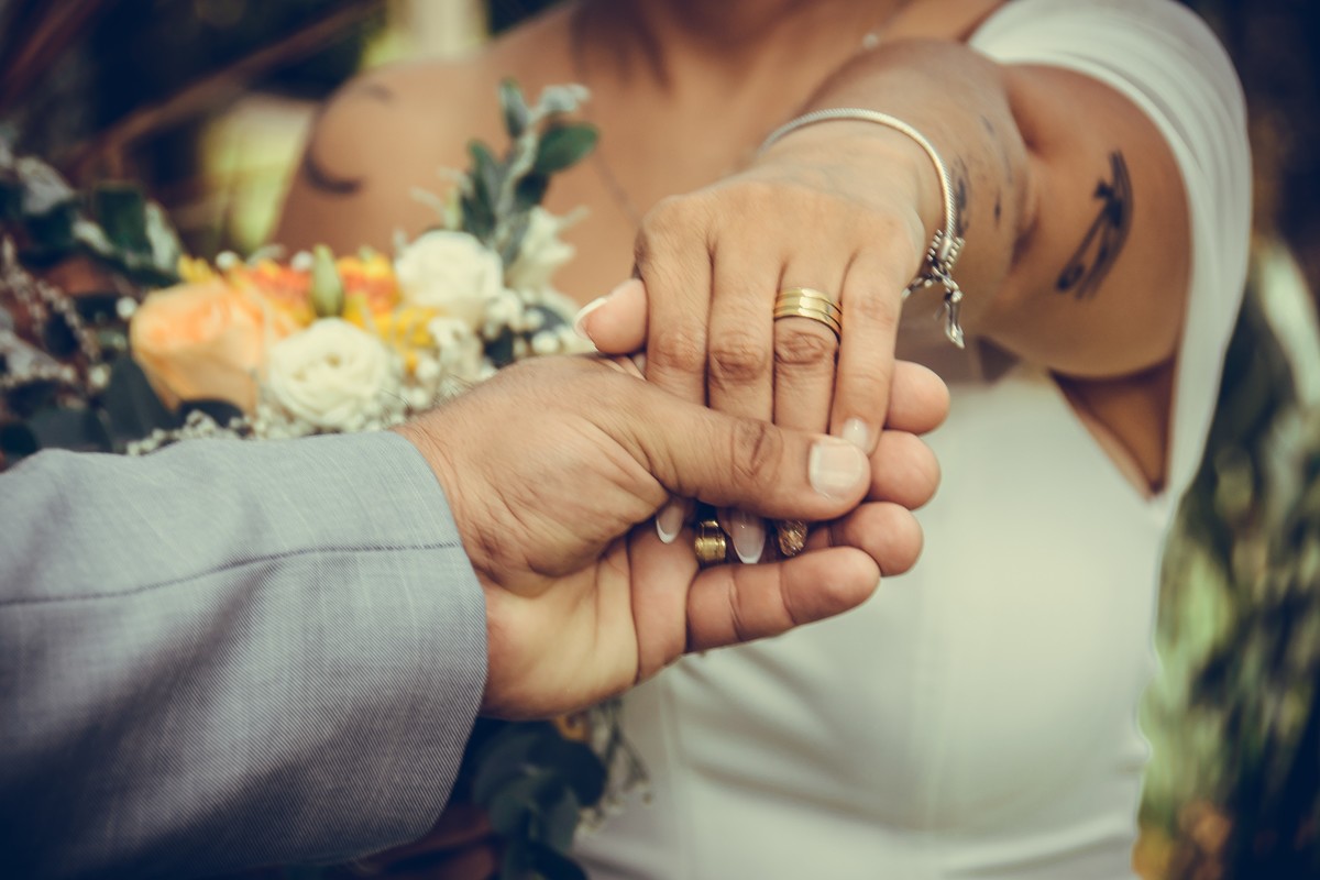 No fundo do cartório tem um pequeno jardim eu  continuei fazendo o  street wedding  