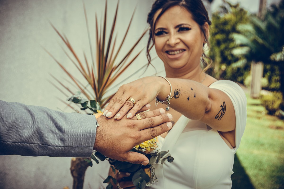 No fundo do cartório tem um pequeno jardim eu  continuei fazendo o  street wedding  