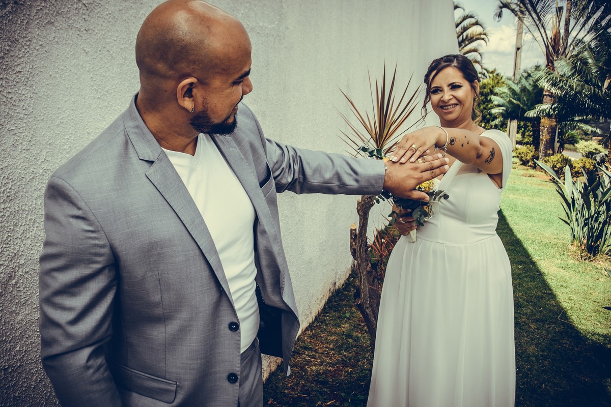 No fundo do cartório tem um pequeno jardim eu  continuei fazendo o  street wedding  