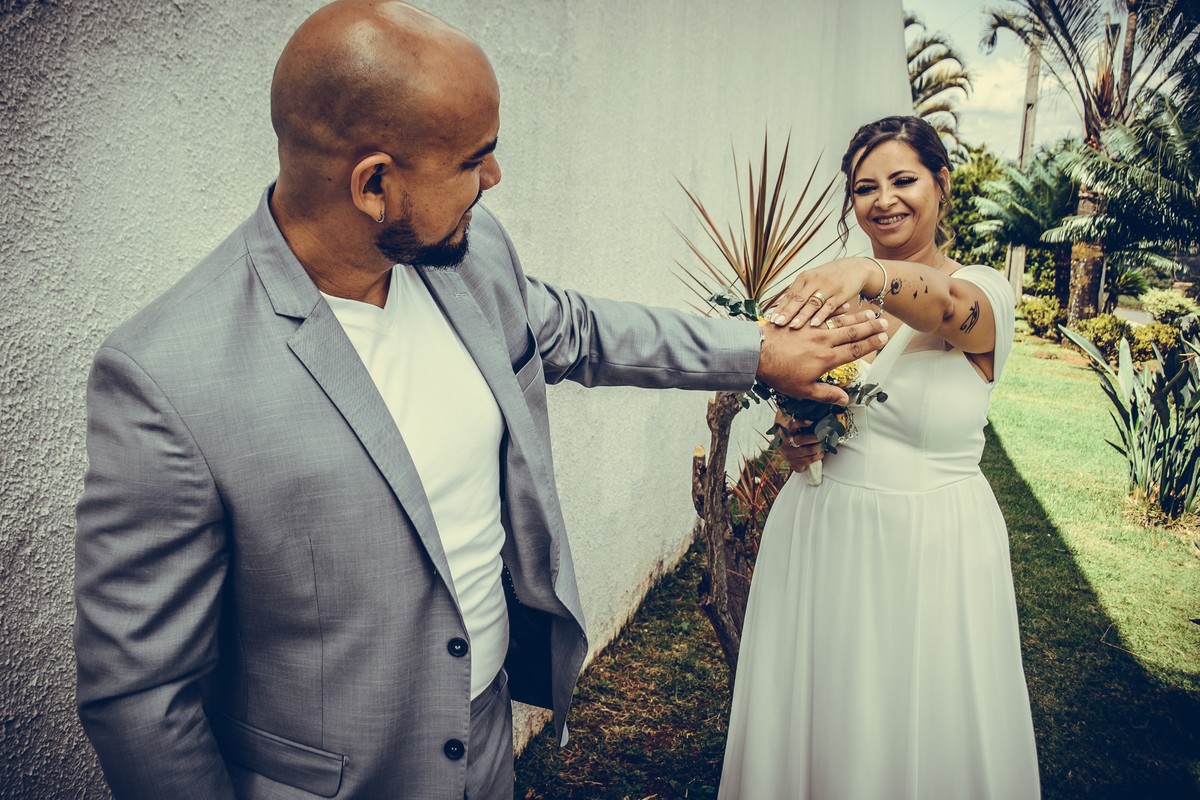No fundo do cartório tem um pequeno jardim eu  continuei fazendo o  street wedding  