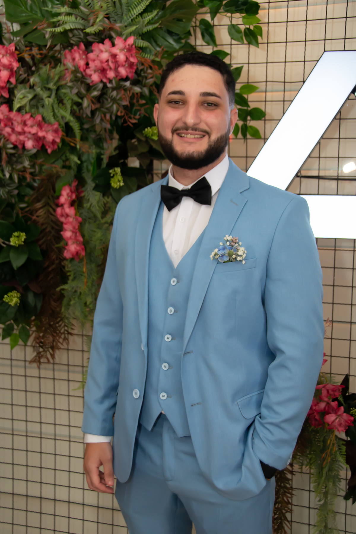 Foto do noivo antes da noiva chegar no Cartório Colorado