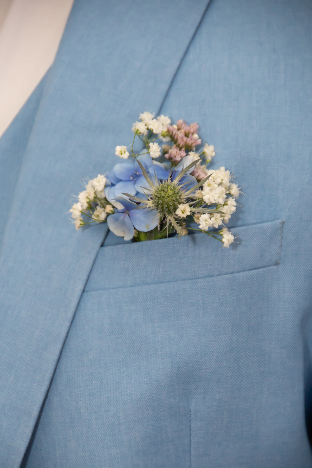 Foto do noivo antes da noiva chegar no Cartório Colorado