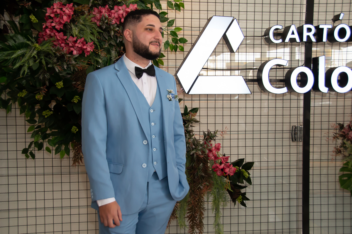 Foto do noivo antes da noiva chegar no Cartório Colorado