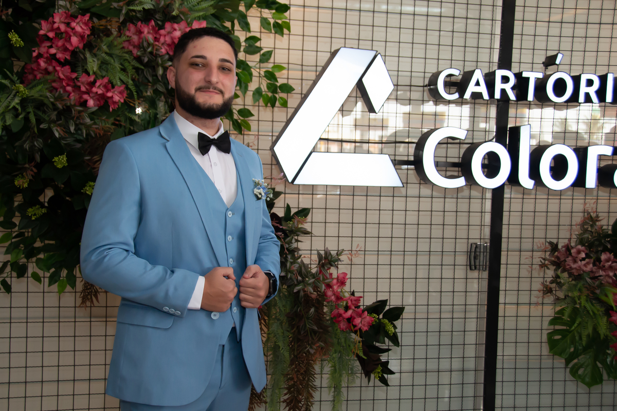 Foto do noivo antes da noiva chegar no Cartório ColoradoCartório Colorado