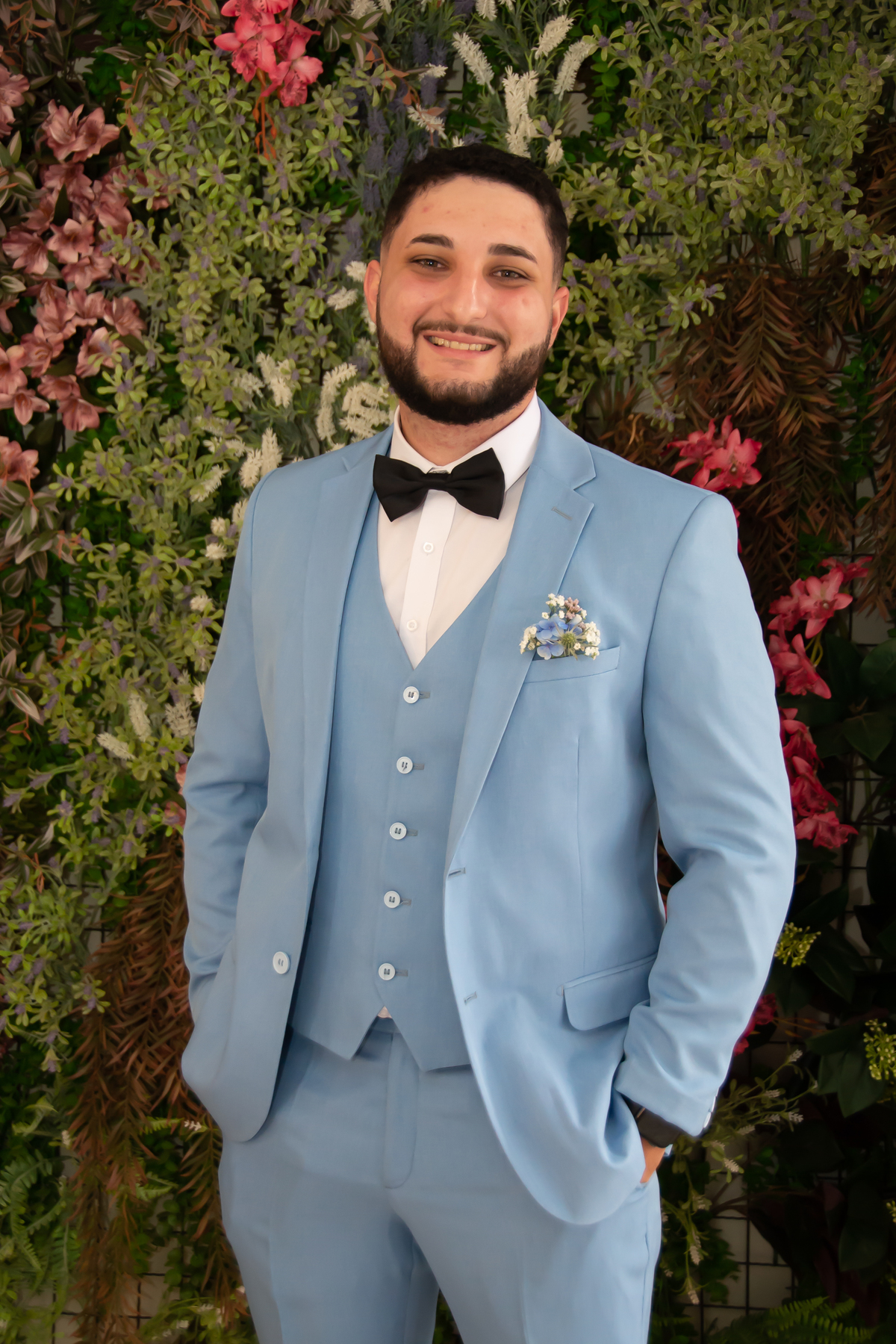 Foto do noivo antes da noiva chegar no Cartório Colorado