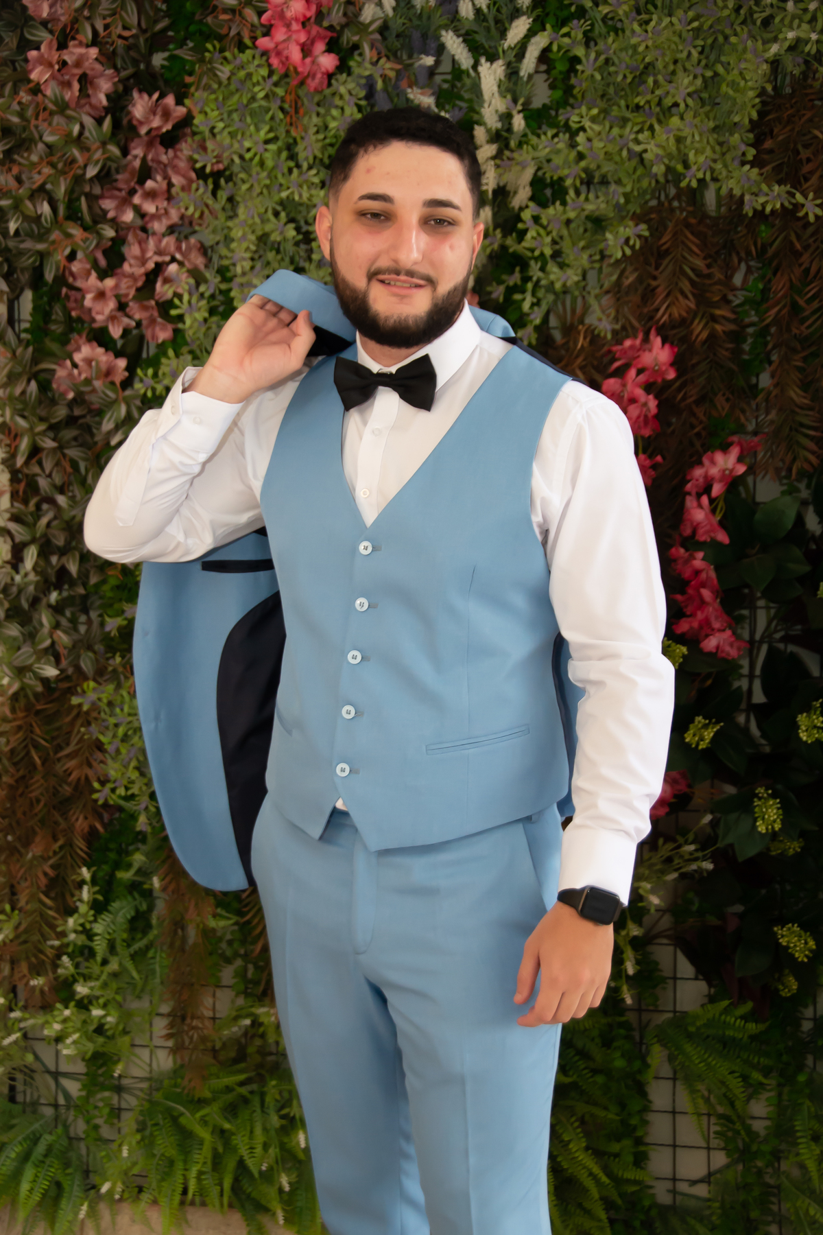 Foto do noivo antes da noiva chegar no Cartório Colorado