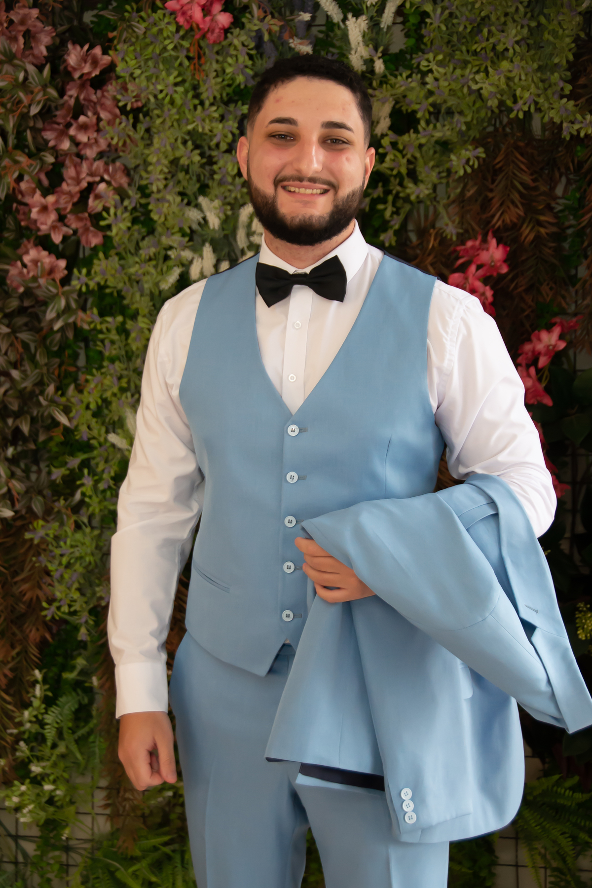 Foto do noivo antes da noiva chegar no Cartório Colorado