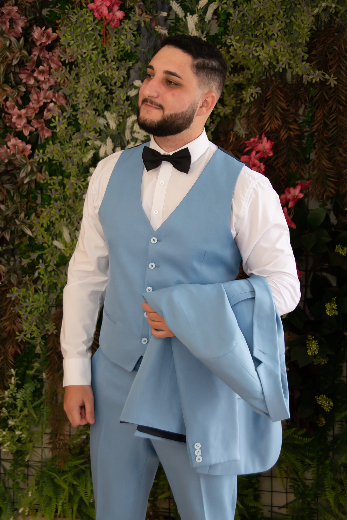 Foto do noivo antes da noiva chegar no Cartório Colorado