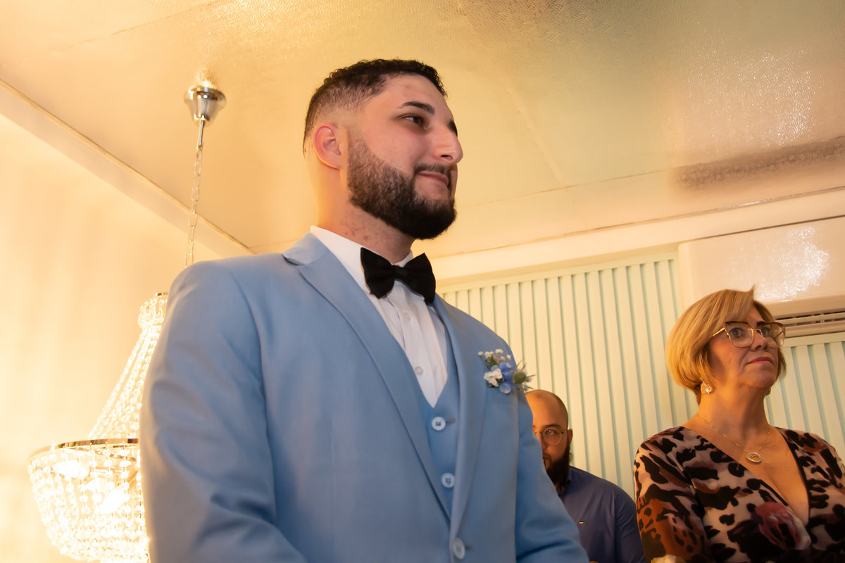 Noivo esperando a  entrada da noiva Cartório Colorado