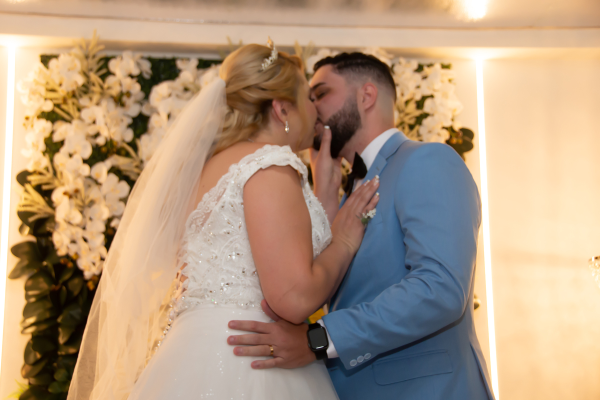 beijo dos noivos  Sala Rio Cartório Colorado 