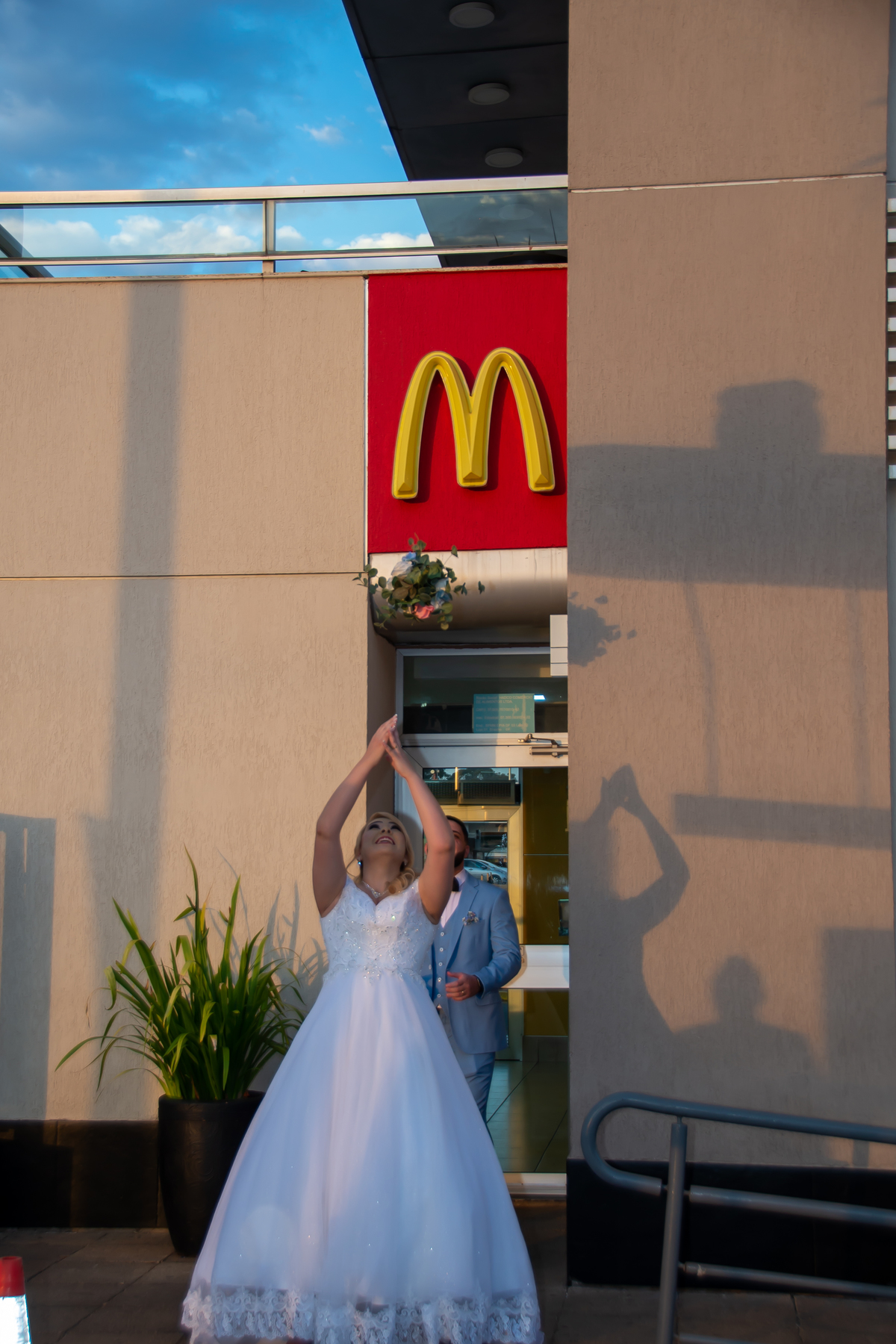 mini ensaio street wedding no  Mc Donalds 