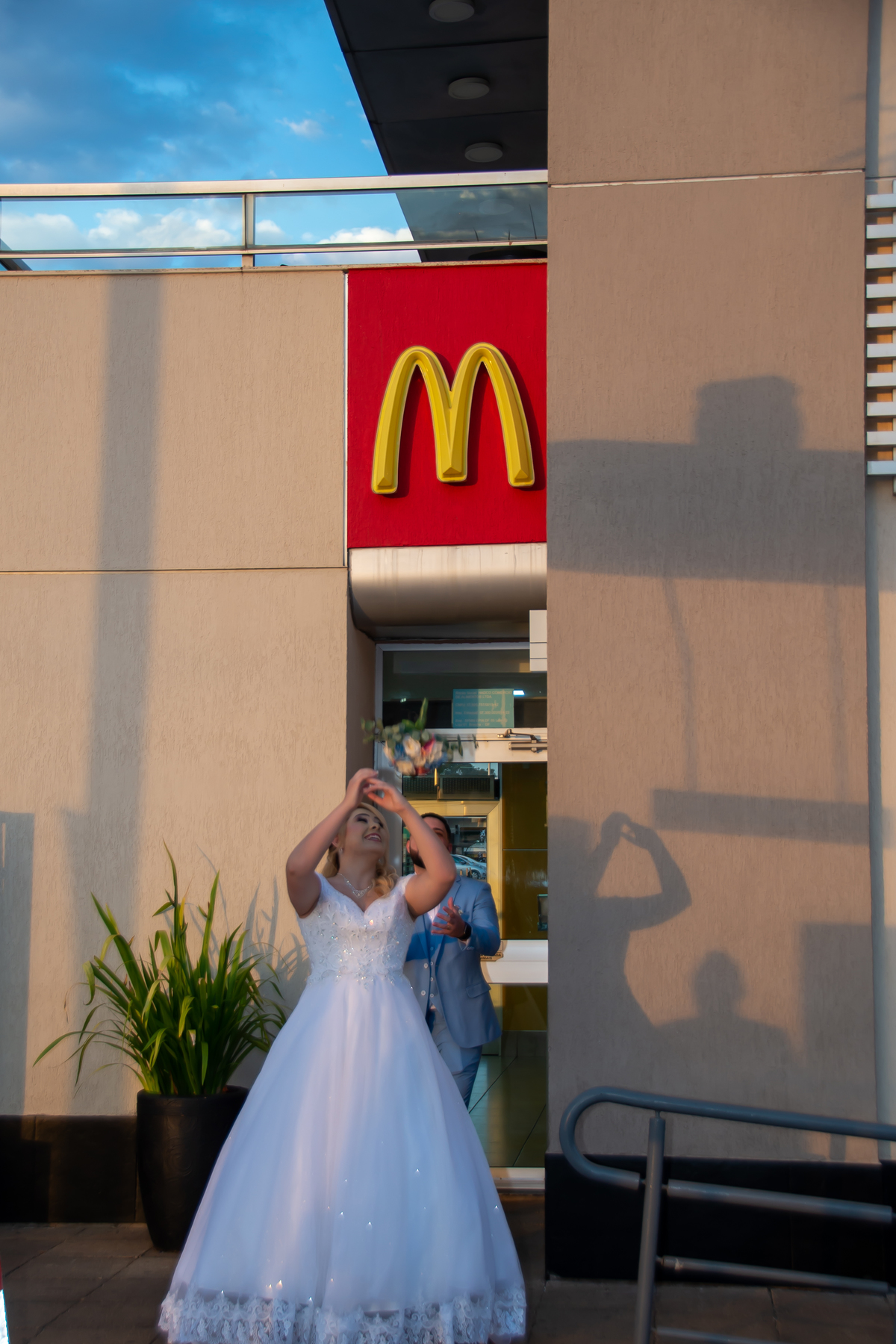 mini ensaio street wedding no  Mc Donalds 