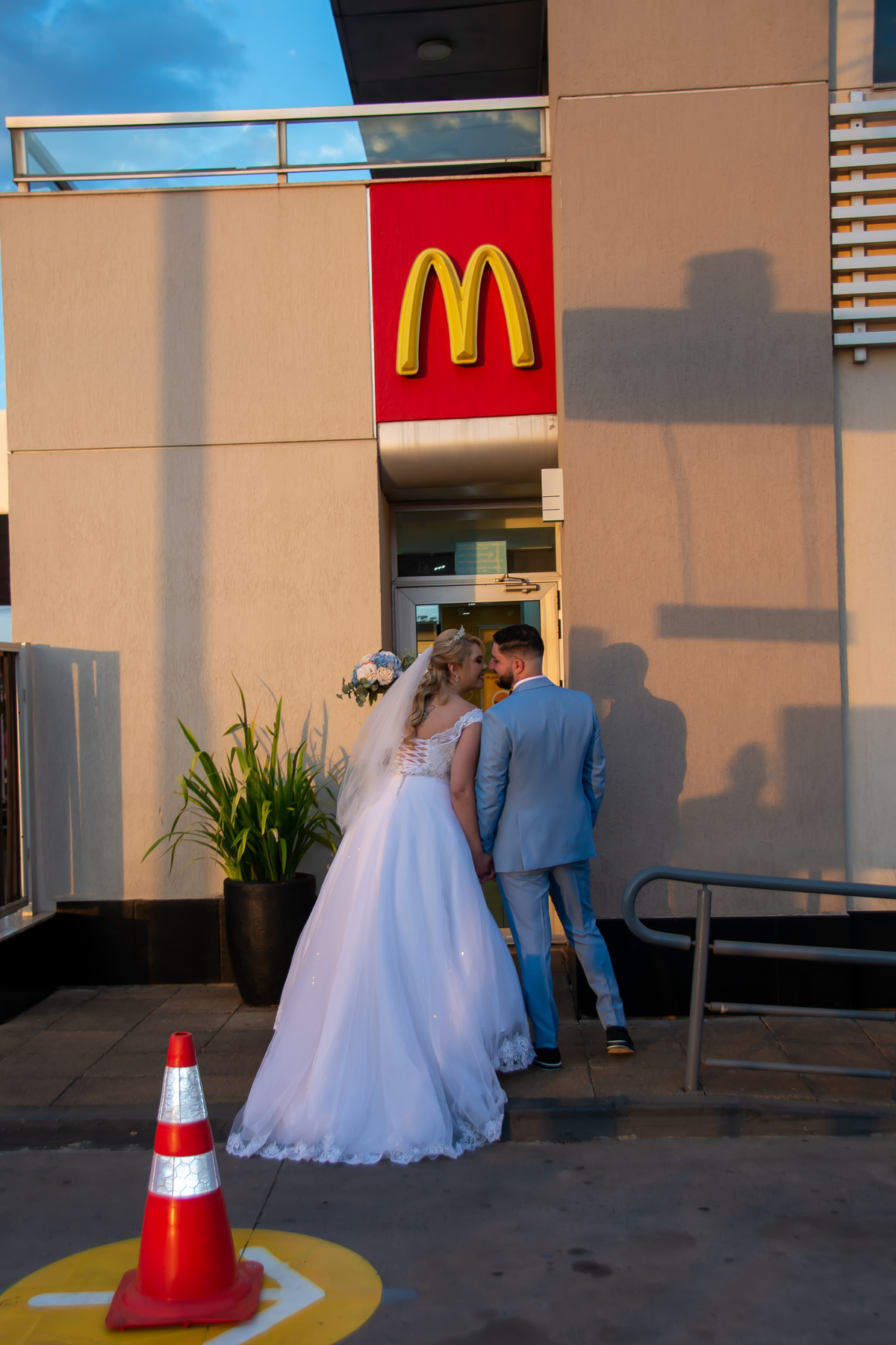 mini ensaio street wedding no  Mc Donalds 