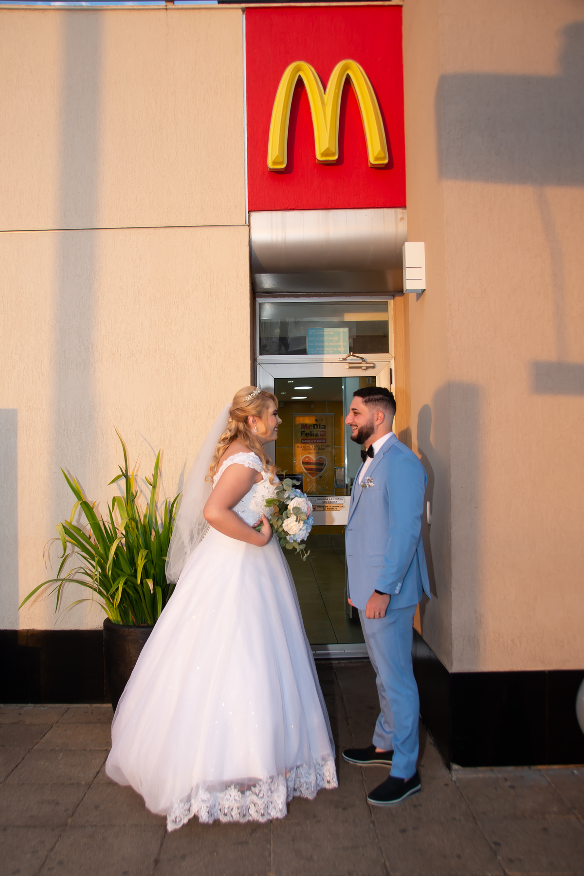 mini ensaio street wedding no  Mc Donalds 