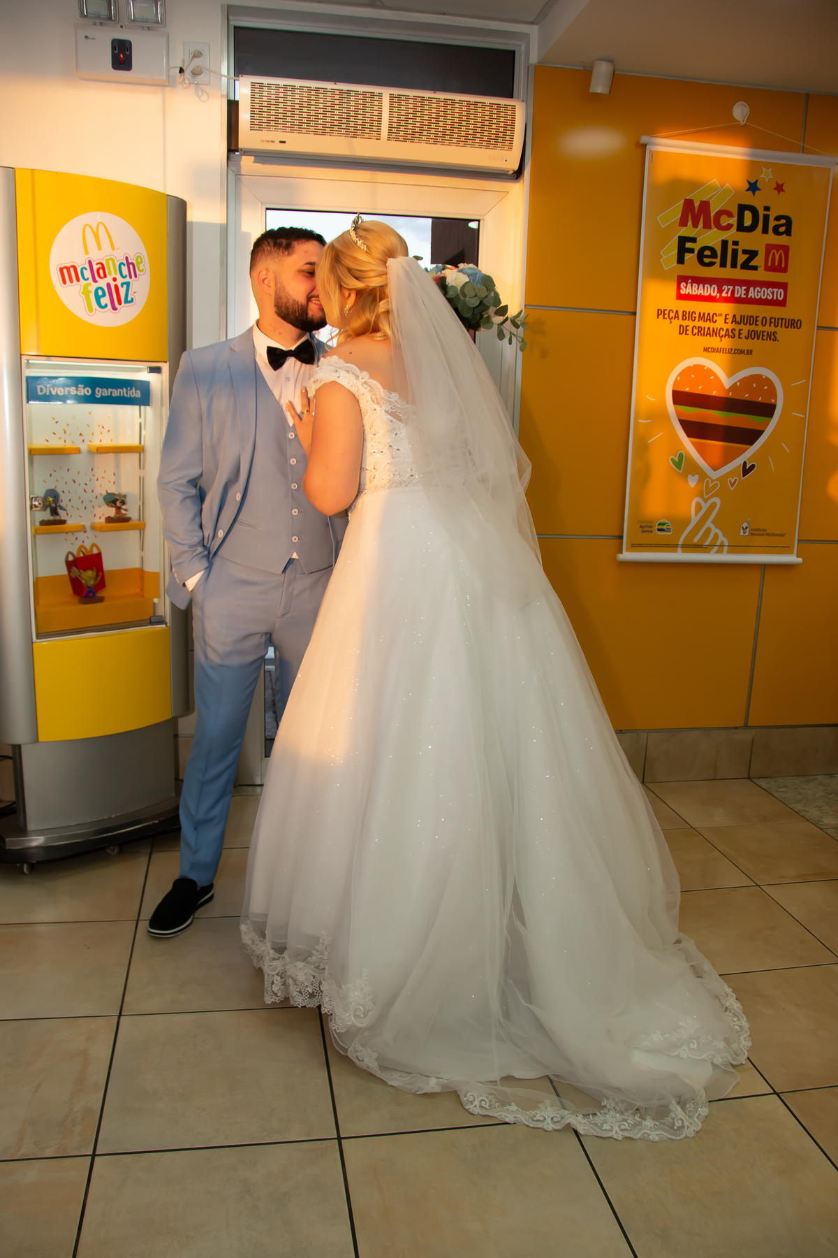 mini ensaio street wedding no  Mc Donalds 
