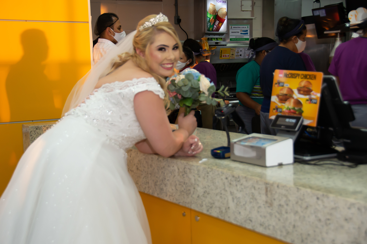mini ensaio street wedding no  Mc Donalds 