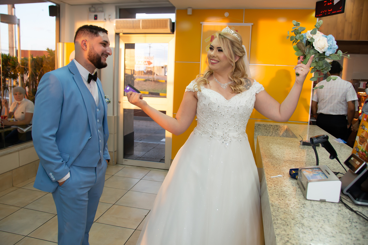 mini ensaio street wedding no  Mc Donalds 