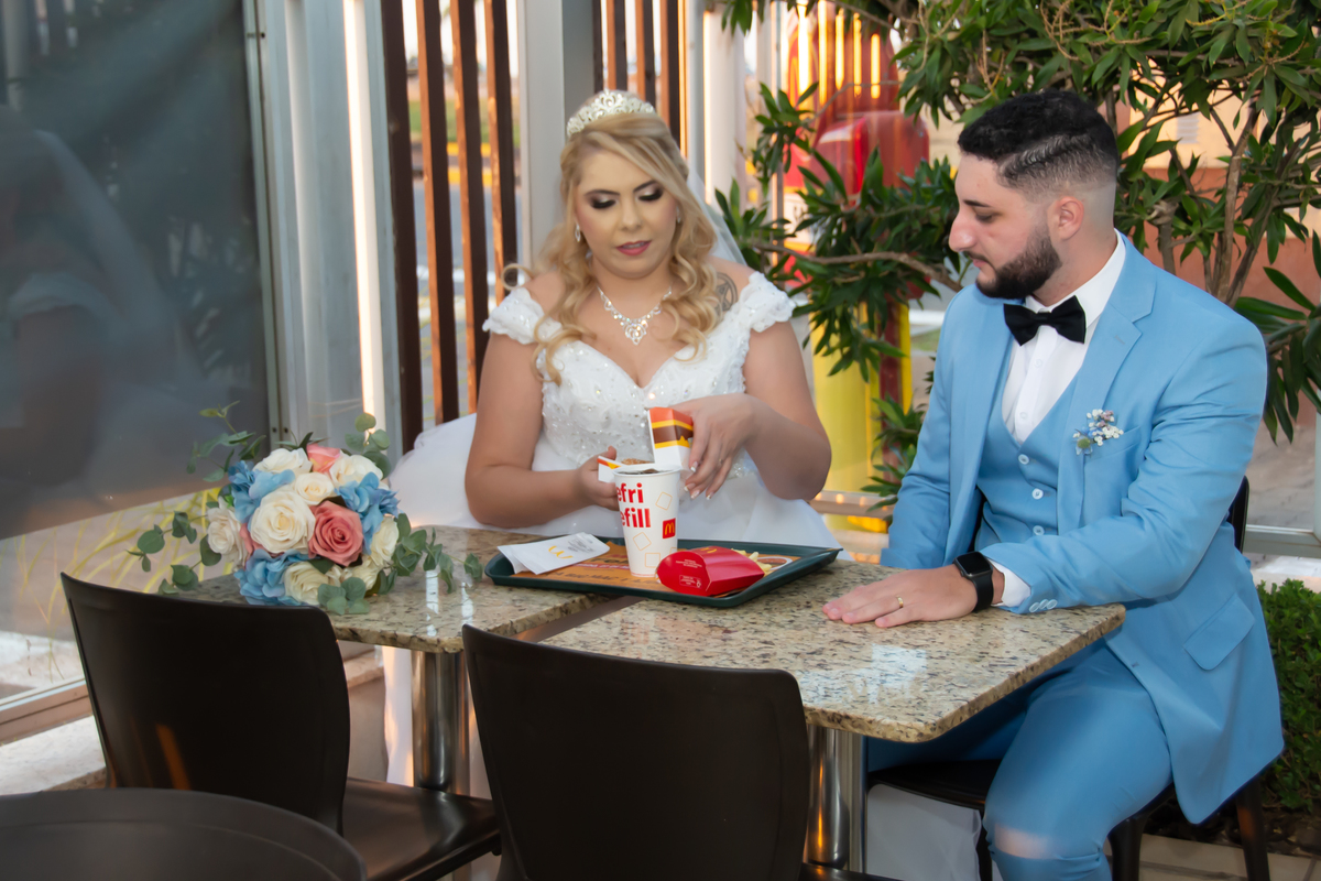Os nubentes lanchado em um mini ensaio street wedding no  Mc Donalds 