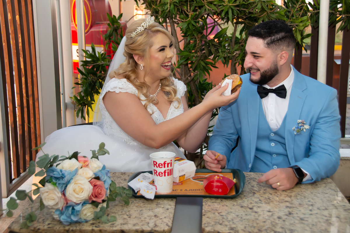 Os nubentes lanchado em um mini ensaio street wedding no  Mc Donalds 