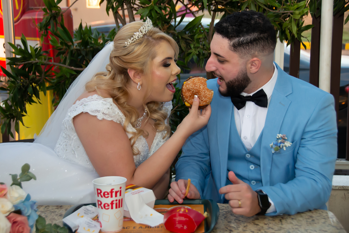 Os nubentes lanchado em um mini ensaio street wedding no  Mc Donalds 