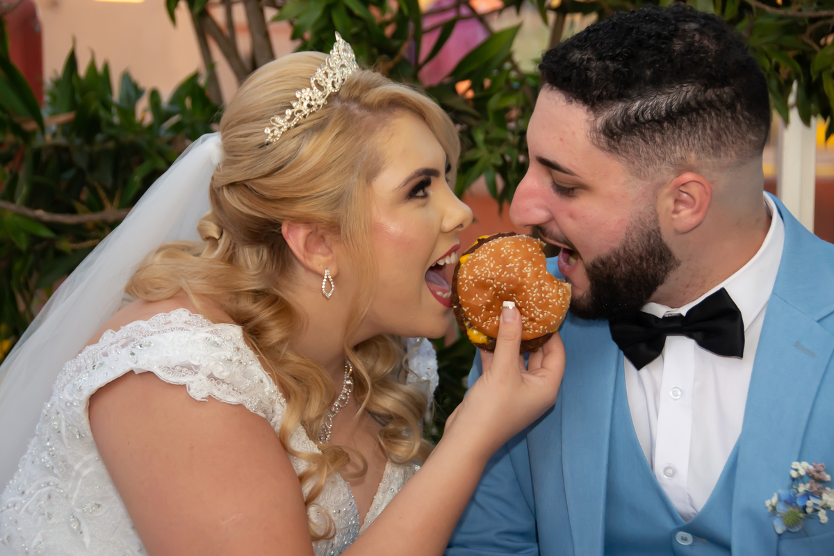 Os nubentes lanchado em um mini ensaio street wedding no  Mc Donalds 
