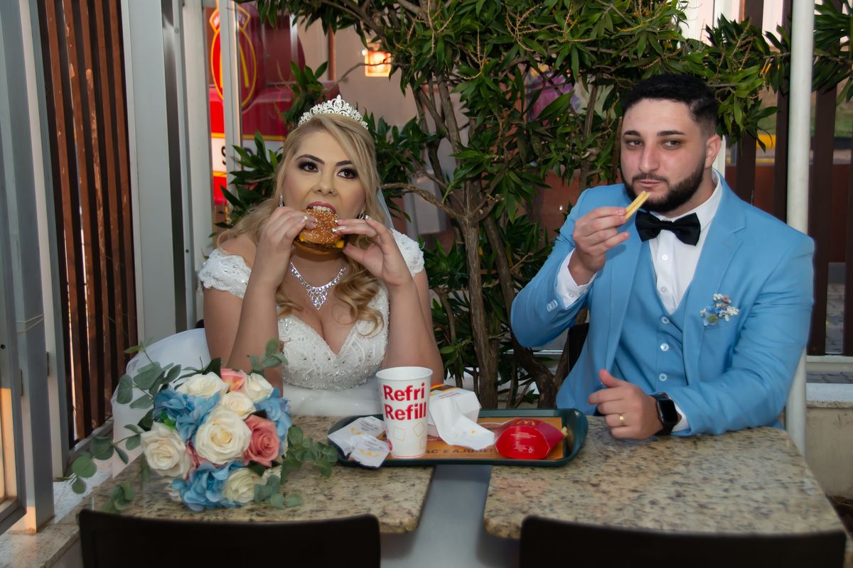 Os nubentes lanchado em um mini ensaio street wedding no  Mc Donalds 