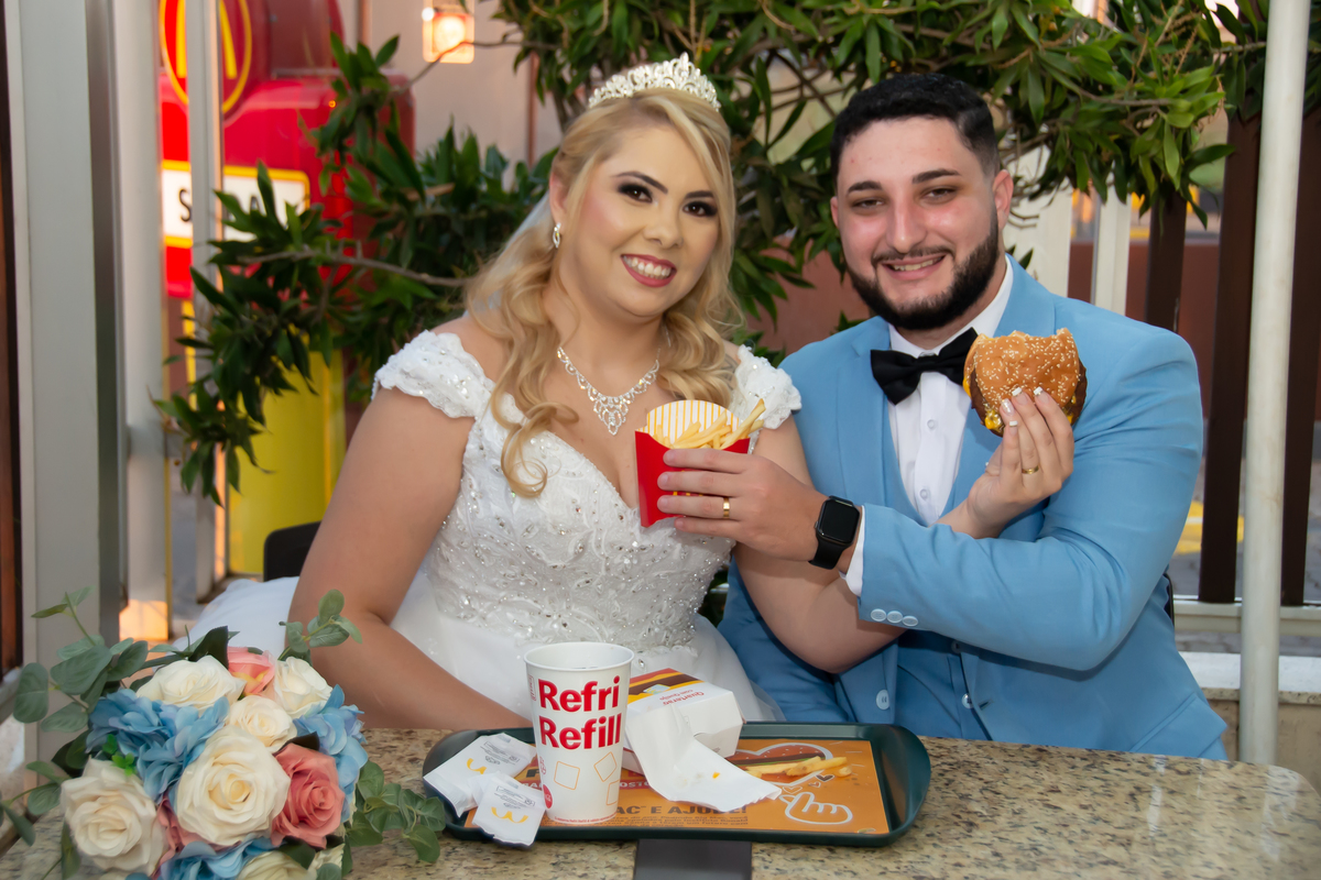 Os nubentes lanchado em um mini ensaio street wedding no  Mc Donalds 