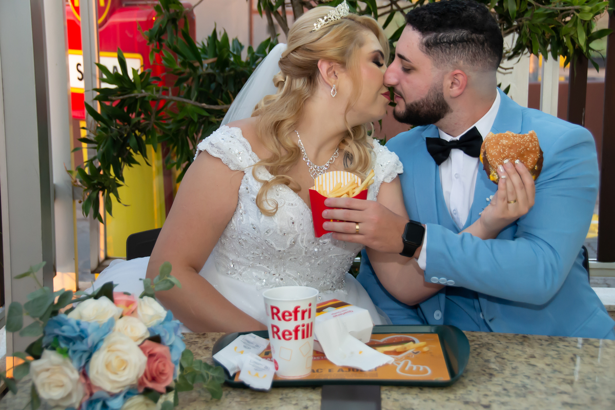 Os nubentes lanchado em um mini ensaio street wedding no  Mc Donalds 