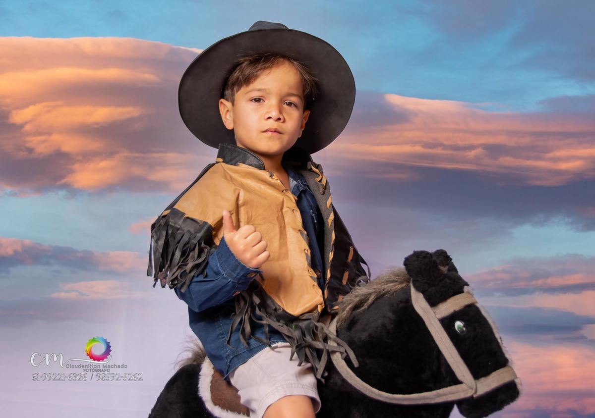 cowboy: Cowboy, boiadeiro ou vaqueiro é a pessoa, que montada a cavalo, é encarregada de conduzir a boiada de um local a outro.

