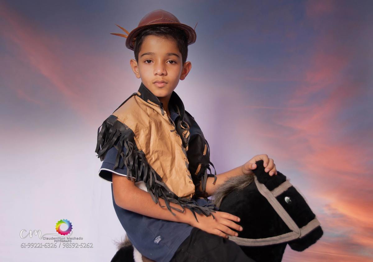 vaqueiro: Vaqueiro é um termo que designa no Brasil a pessoa responsável por cuidar de gado bovino, de modo análogo à concepção americana do cowboy