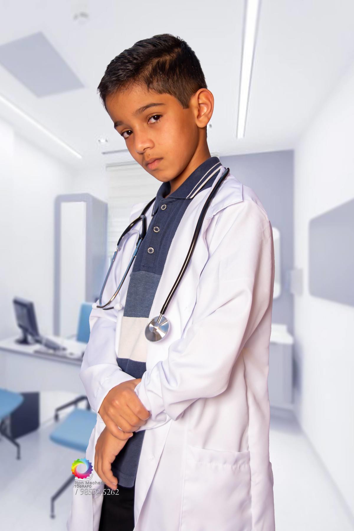 médico: A medicina é uma das muitas áreas do conhecimento ligada à manutenção e restauração da saúde. Ela trabalha, num sentido amplo, com a prevenção e cura das doenças humanas e animais num contexto médico