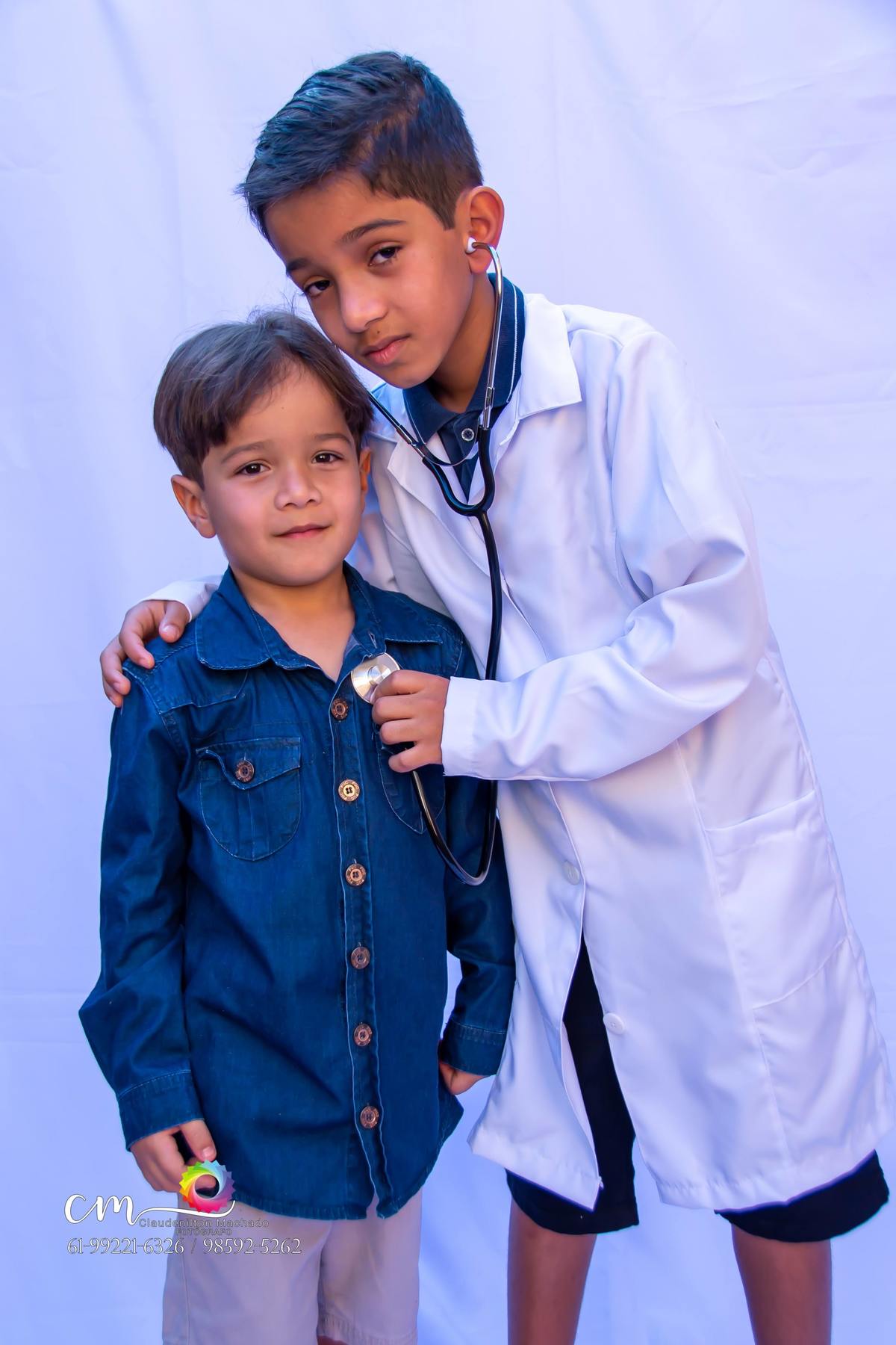 médico: A medicina é uma das muitas áreas do conhecimento ligada à manutenção e restauração da saúde. Ela trabalha, num sentido amplo, com a prevenção e cura das doenças humanas e animais num contexto médico