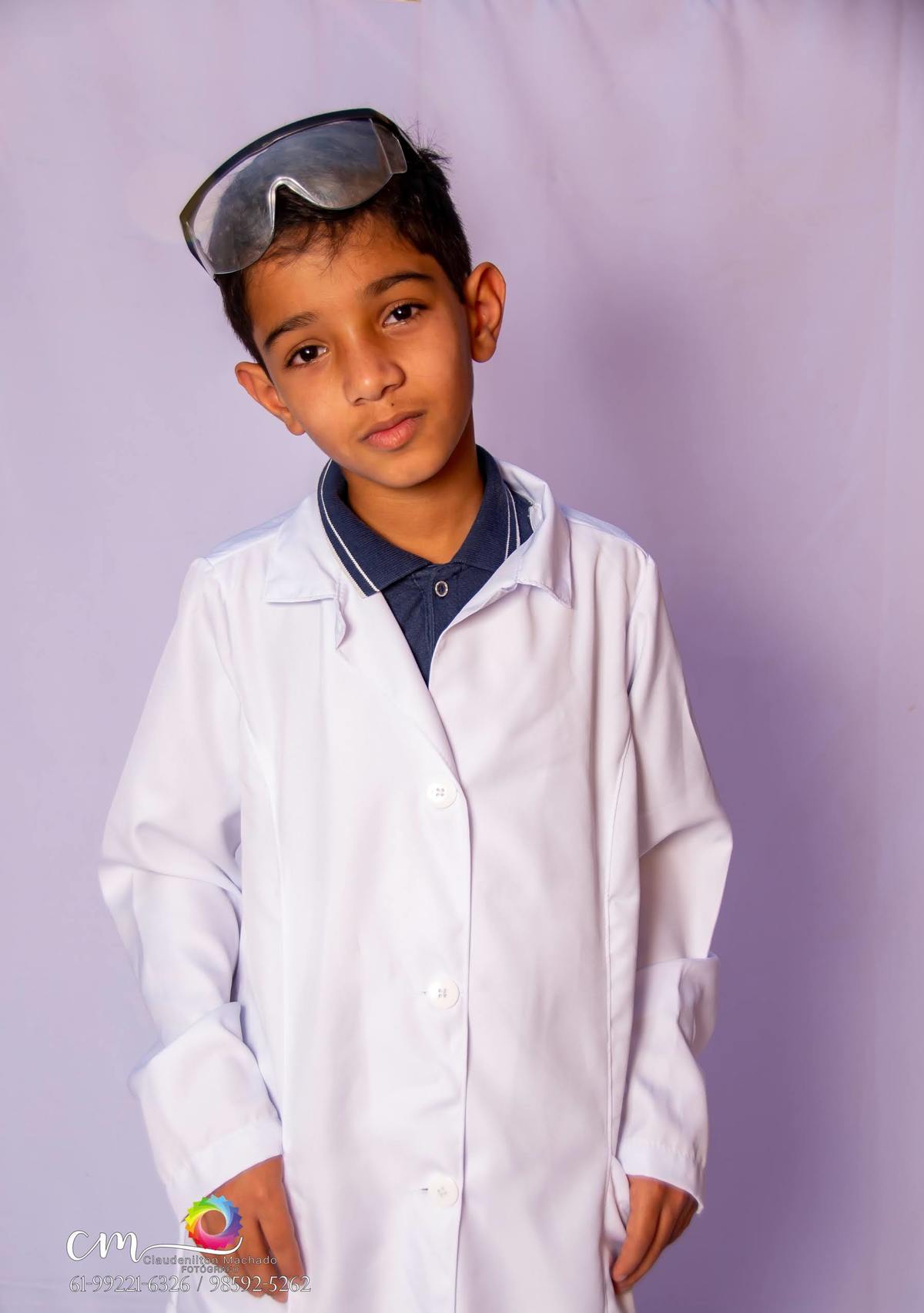 cientista: Assim, podemos resumir o cientista como o profissional que faz ciência, ou seja, que produz conhecimento científico