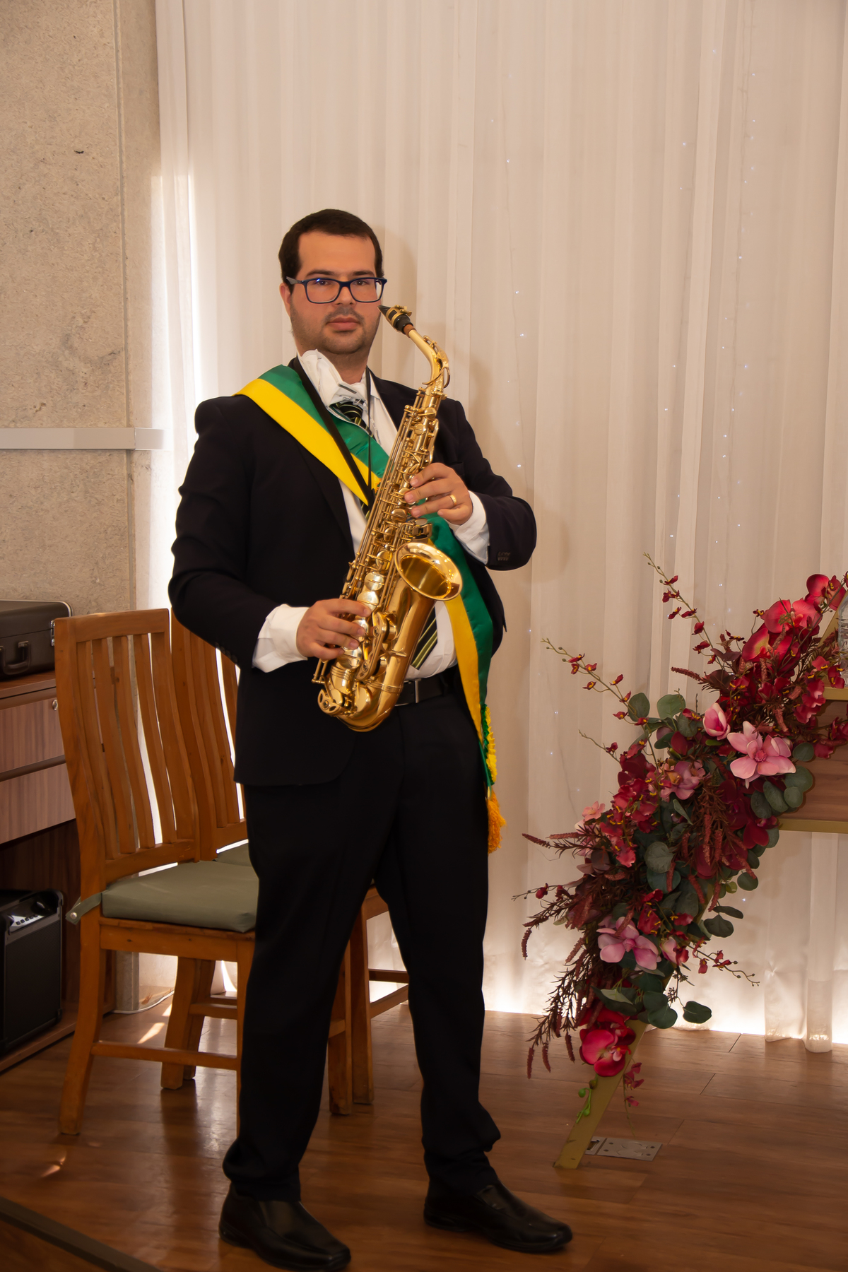 Juiz de Paz Germano executando uma música para a entrada dos Nubentes