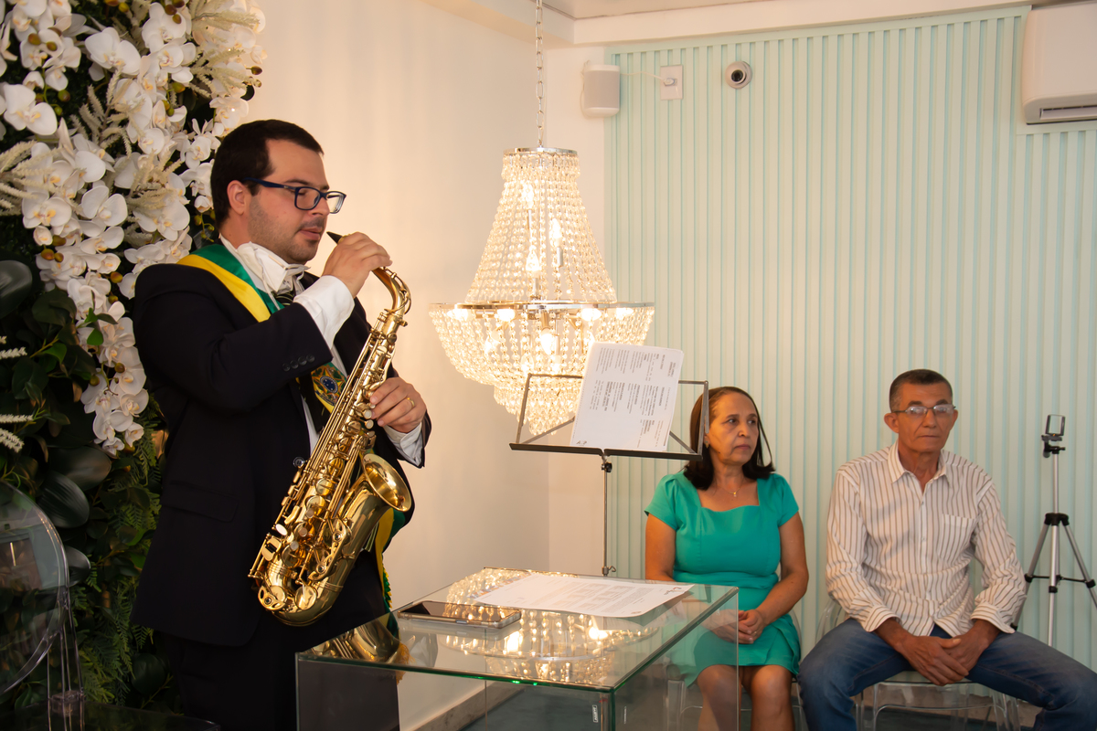 Juiz de Paz Germano executando uma música para a entrada dos Nubentes