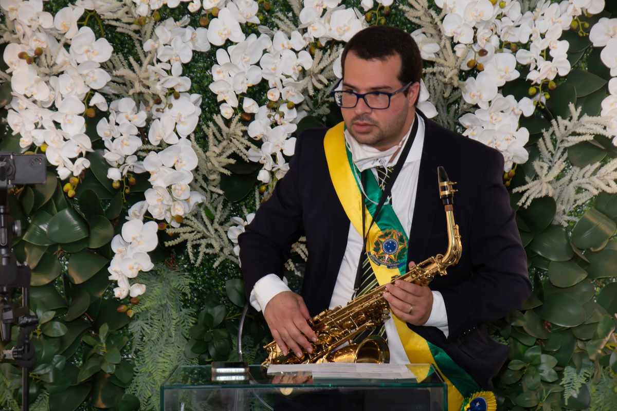 Juiz de Paz Germano executando uma música para a entrada dos Nubentes