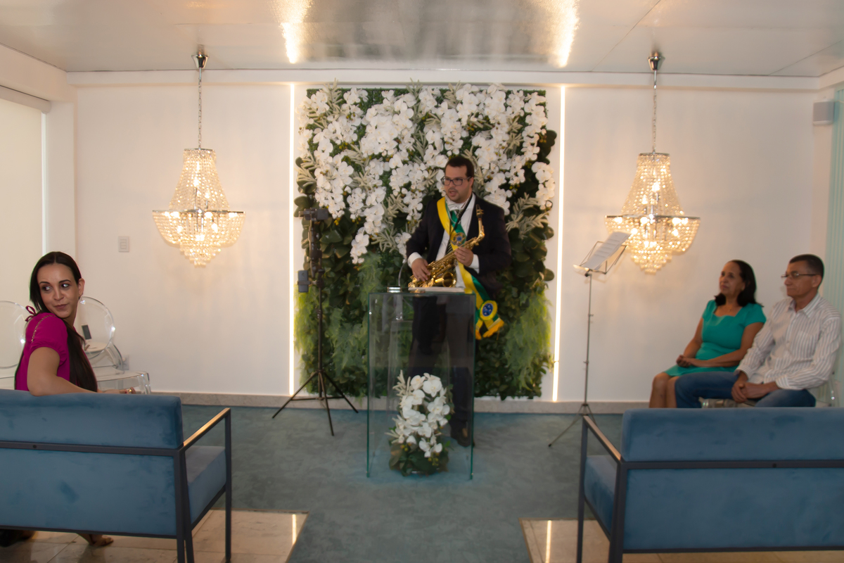 Juiz de Paz Germano executando uma música para a entrada dos Nubentes