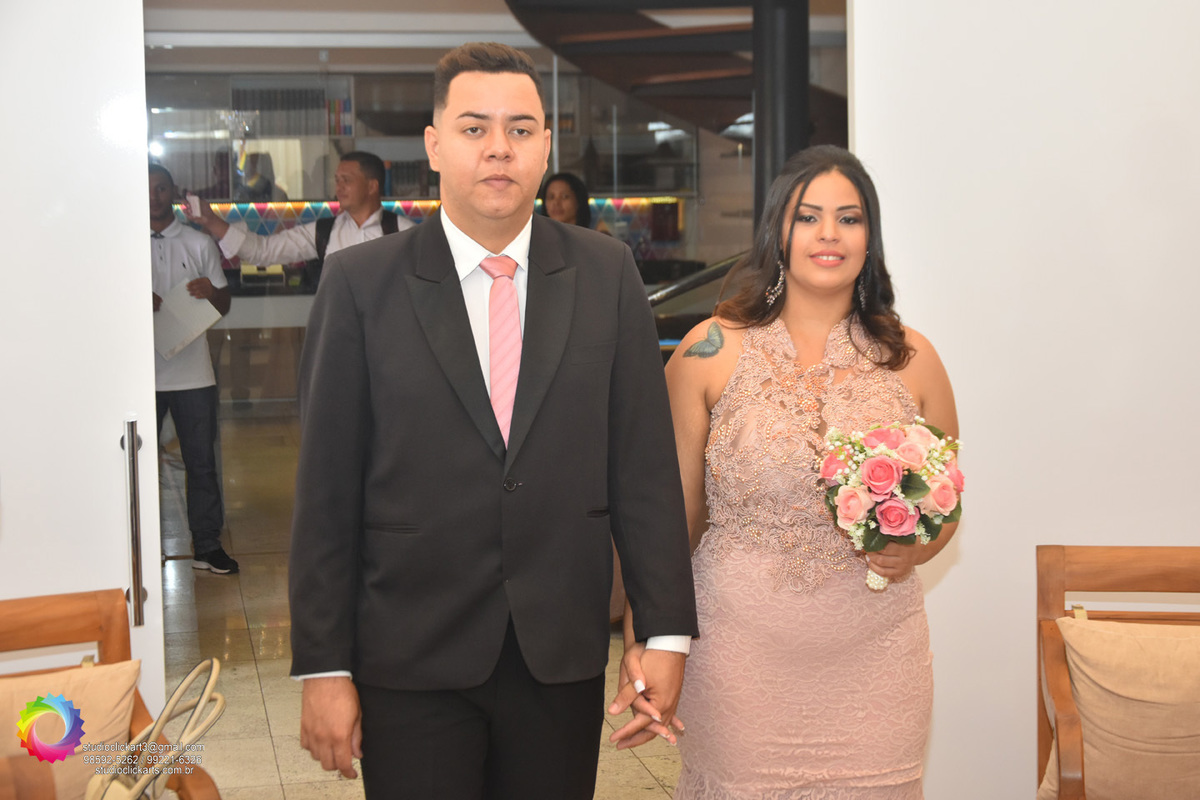 Entrada do casal na sala especial de casamento do Cartório Colorado DF